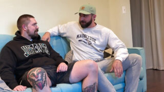 Blowjob, blowjobs, barback, far – hjemmelavet video af tatoverede amerikanske homoseksuelle ludere med bjørneamatør, der bliver analt kneppet, stor pik