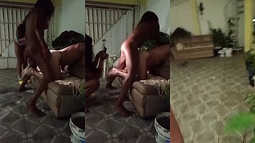 Putinho velando duas rolona no cu das duas travesti preta