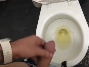 Masturbacion en un baño público, tengo miedo de ser descubierto