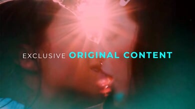 Lumi Ray gives Bella Rolland an intimate massage that turns into passionate fingering