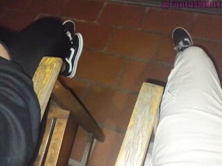 Salimos a fumar un cigarro al balcon y termina haciendo que le chupe la verga abajo de la lluvia
