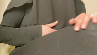 Soolotyttö leike amatööri-isosta arabityttöstä, joka panee omaa peppuaan dildolla