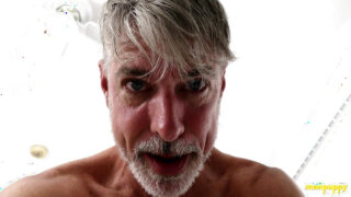 Clip fetichista POV del cachondo amateur Richard Lennox follándose su propio culo