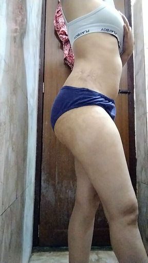 Desi Sex Stepsister Ko Nahate Hue Dekha Hota Indian