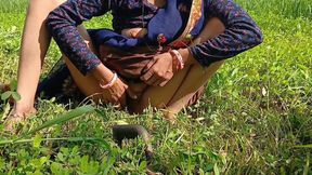 Ghass kat rahi bhabhi ko mut nikala aur milk