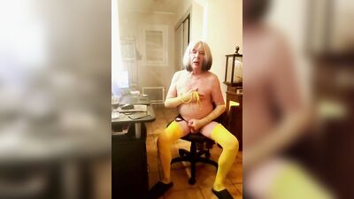 Diana gets naked, plugs herself in and jerks off