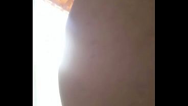 Eu safada tomando sol no quintal de biquini e mostrando a marquinha que fez na minha bunda