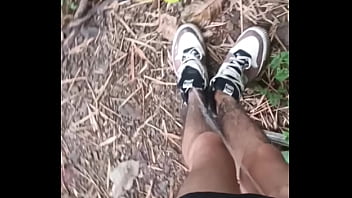 Desnudo en el rio, me masturbo y me orino en los pies