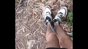 Desnudo en el rio, me masturbo y me orino en los pies