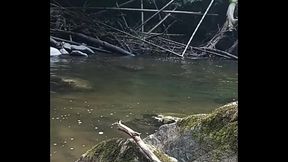 Desnudo en el rio, me masturbo y me orino en los pies