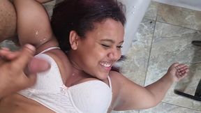 gordinha gulosa fudendo e tomando leite na cara de dois machos roludos