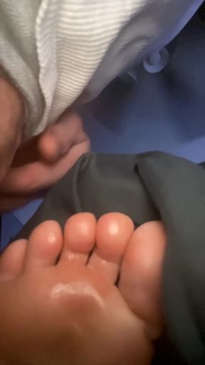 Foot-worshipping foot job fanatic