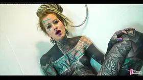 Heavily tattooed Anuskatzz fucks her ass in the shower