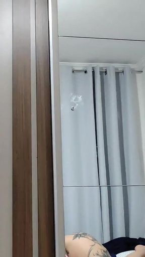 Amigo Do Meu Entiado Escondido No Guarda Roupa a Madrasta Ensinou O Inocente a Trepar