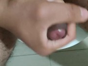 Joven se encuentra muy excitado y se comienza a masturbar