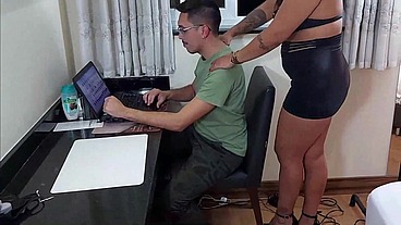 Marido divide a mulher com os 2 amigos do pau grande porque adora ser corno