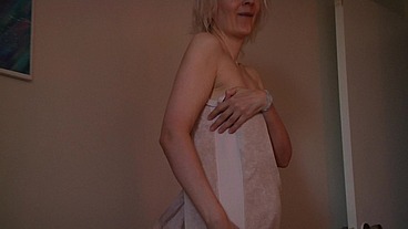 Hot solo Blondes masturbates early morning