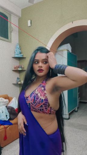 Indian babe shows off her armpits in a saree