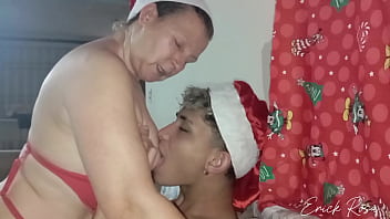 Depois da ceia de natal enteado tarado pega a m&atilde_e do seu padrasto e da piru pra ela