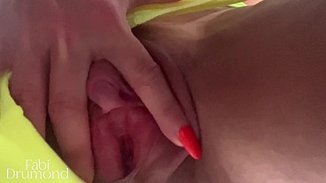 MILF loira mostra seu novo maiô esfregando seu CLITÓRIS GIGANTE na sua cara