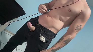 Punhetão gostoso de calça jeans gozando LENTAMENTE