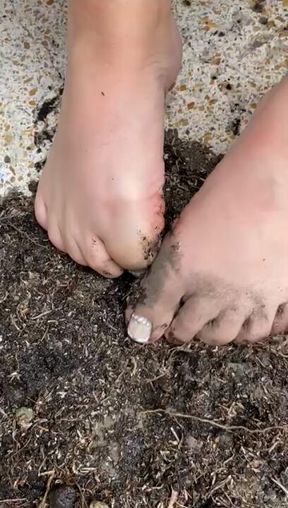 Incredible sensation! my beautiful feet ... And you ... like the mud in them 👣