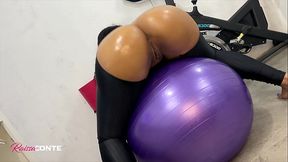 Tnsando na bola de pilates com o professor da academia - Conte