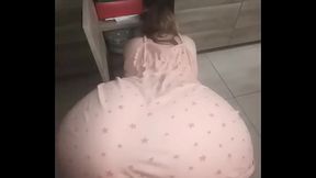 Mon gros cul &agrave_ quatre pattes pr&ecirc_te &agrave_ se faire baiser!