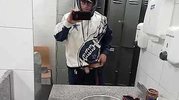 Una pajita en vestidores con lechita al final