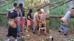 dando o cu sem camisinha para 3 homens, atras das arvores da floresta