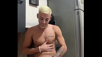 Novinho chega da escola doido pra goza joga leite na cozinha
