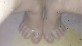 Bbw Amy peeing on feet in the shower.MOV