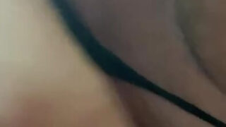 Clip de filles solo de gays se masturbant avec un gode