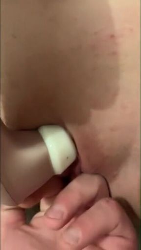 Française se touche la chatte toute mouille et se fait doigter