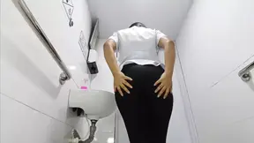latina zuster met een enorme, perfecte Colombiaanse kont in het toilet van het ziekenhuis.