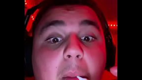 Soy un gordito trolo gamer que ama jugar con controles y con penes sabrosos y venosos