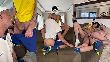 FUI ASSISTIR O JOGO NA CASA DE UM AMIGO DOTADO. O BRASIL NÃO GANHOU MAS PELO MENOS SENTEI NA PICA GIGANTE DELE E AINDA GANHEI LEITADA NO CU