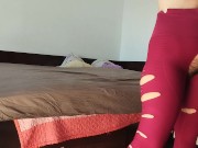 Une femme amateur s'amuse à essayer des vêtements et à les couper. Une femme amateur danse nue dans