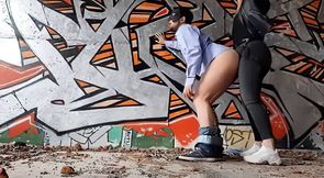 elle encule un soumis dans un squat