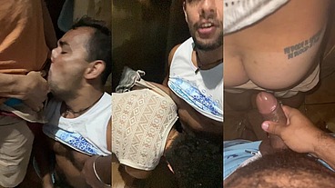 NO BANHEIRO DA BARRACA DE PRAIA COM OUTROS MACHOS - 01