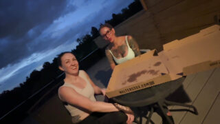 Tatoveret MILF med stor røv bliver kneppet doggy style i røven af en kæmpe pik under en amatør trekant, der slutter med sæd i munden