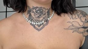 Le mie tettone ti fottono il cervello!