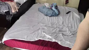 Haarige MILF masseert zichzelf en pronkt met grote kont