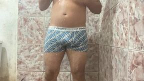 chuva dourada da minha rola grande ! punheta guiada