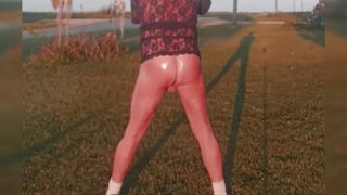 متلصص، ملابس – فيلم منفرد لفتاة أمريكية هاوية ترتدي ملابس نسائية وتمارس الجنس الشرجي.