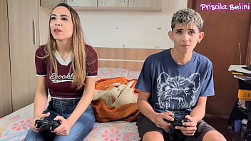 Gozei gostoso sentando no pau do meu meio irm&atilde_o quando minha madrasta saiu