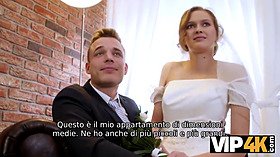 La coppia sposata decide di vendere la figa della sposa a buon prezzo