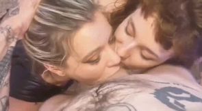 ma femme et sa copine me sucent