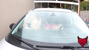 eu e a cherry adams lambuzando o carro de baba e gozando muito (com direito a squirt-zao)