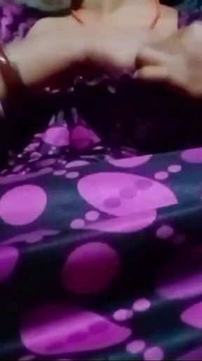Desi Indian Girl Applied Oil in Her Pussy and Took Out the Water From Her Pussy in Anger